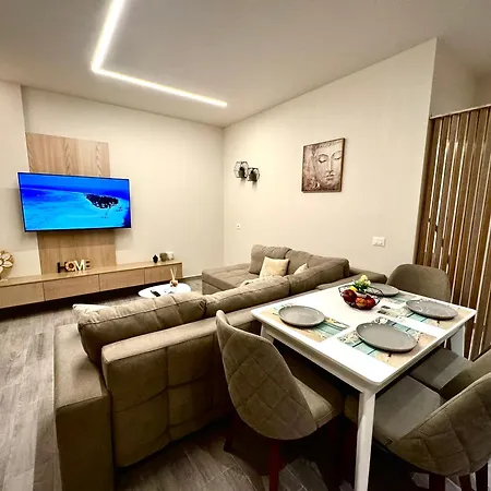Roman Apartments *